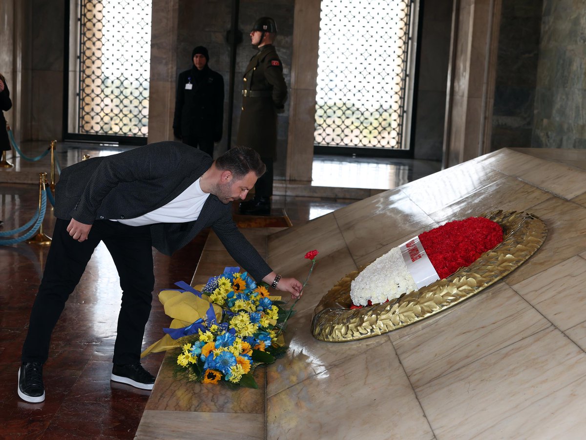 Fenerbahce's tweet photo. Zaferin Rengi filminin Ankara galasından önce Anıtkabir ziyareti gerçekleştirildi. 

🔗 https://t.co/iJeMVNaZ0y https://t.co/CAtM3NvUmR