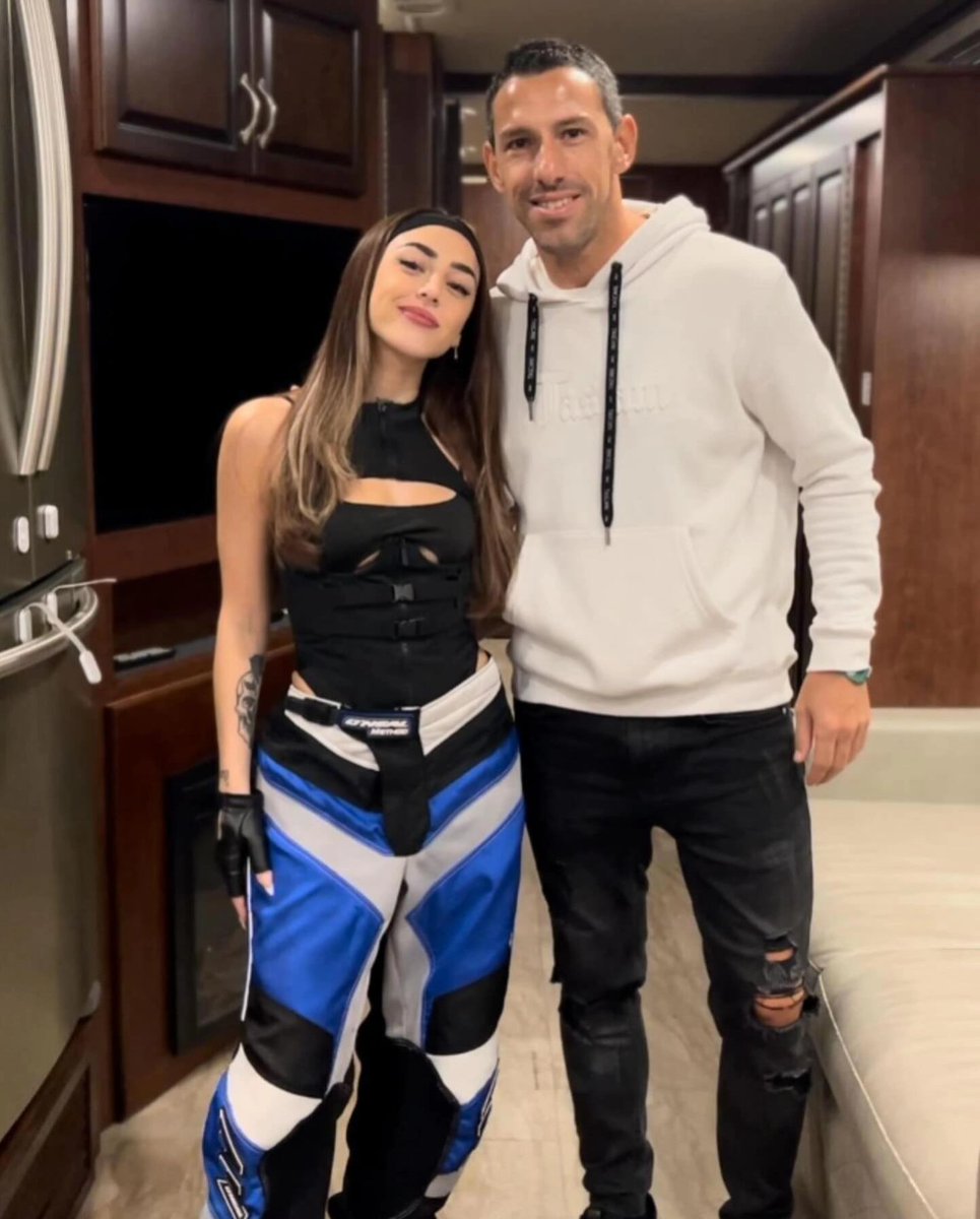 Vale975's tweet photo. #MaxiRodriguez estuvo presente este finde en #Miami y disfrutó de los shows que brindaron @Nicki_Nicole19 & @bizarrap 🇦🇷💖
📲 https://t.co/VgFeGpB9tr
🎥 Nuestro Canal de Youtube FMVale975 https://t.co/7xPbFY6KBl