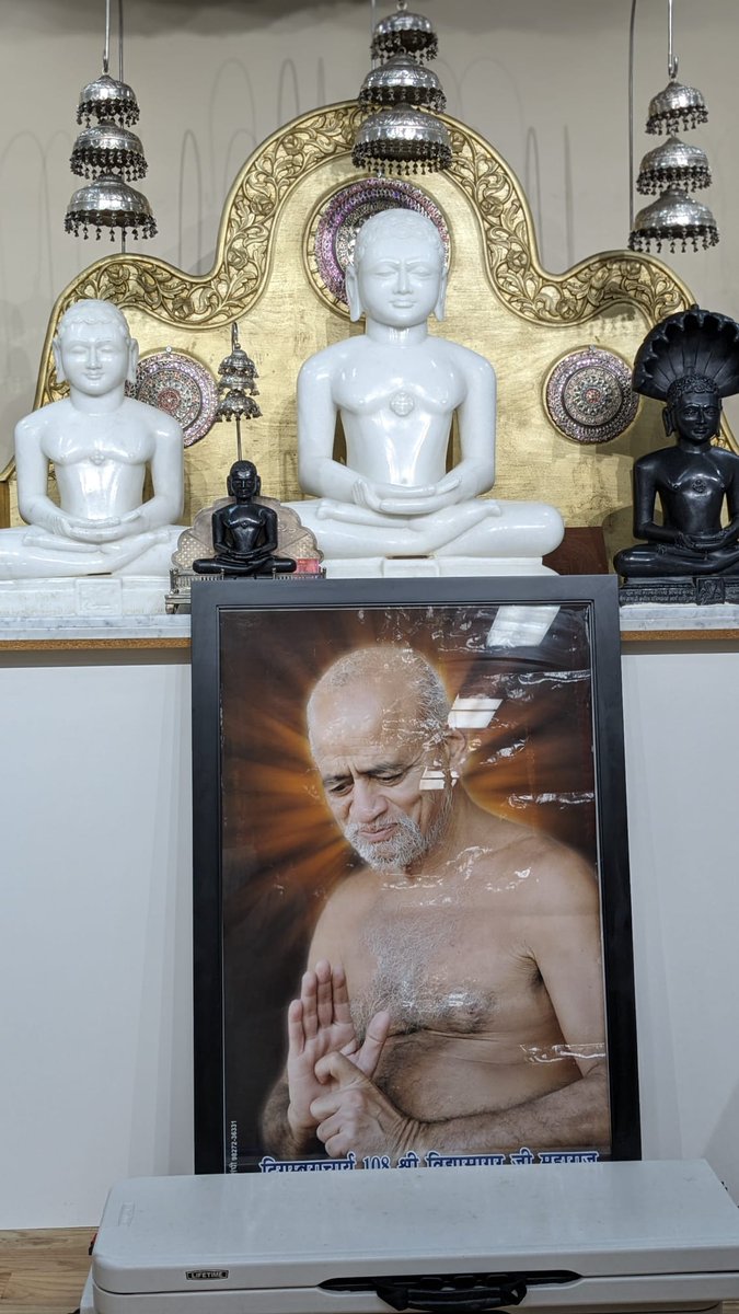 JainCanadian's tweet image. Tribute to #vidyasagarjimaharaj 
प्रातः वंदनीय, महान तपस्वी, ज्ञानी, शांतमुद्रा ,अनेक जैन बालिका विद्यालयों के प्रेरक,शाकाहारी पद्धतिसे कुटीर उद्योग के प्रणेता, गोशाला प्रवर्तक, “इंडिया नहीं भारत बोलो“ समर्थक आचार्य श्री विद्यासागर जी महाराज को भावपूर्ण विनयांजलि
@HarithaPusarla