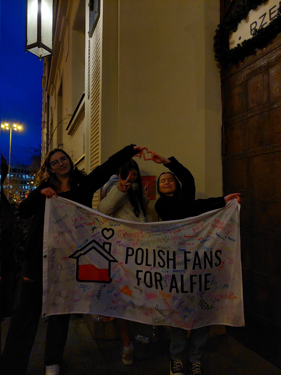 xxxmaggiexx's tweet photo. czuje sie tak dumna z tego co sie dzisiaj stalo i jak wszystko spokojnie przebiega 😭 super jestescie wszyscy #otppoznan #onlythepoets #otp #onlythepoetspoznan #OneMoreNightTour https://t.co/PhAlnVZ0Qq