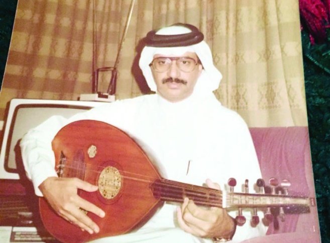 Aziz_Chopin's tweet photo. الموسيقار : #سراج_عمر (١٩٤٦-٢٠١٨).
أو (عمر عبدالقادر العمودي) "اسمه الحقيقي".

أول عضو موسيقي سعودي في جمعية المؤلفين في باريس وأحد أهم أركان تطوير الموسيقى والأغنية في السعودية.

لحّن لـ #طلال_مداح: مقادير، أغراب، الموعد الثاني، أنادي، ما أطولك ليل، ماتقول لنا صاحب، غربة وليل، نام الطريق، شعاع، عز الكلام، لا وعد، لا تقول، مري علي، وادعيني.

لحّن لـ #محمد_عبده: مرتني الدنيا، ياحبيبي آنستنا.
لحّن أيضًا تخيّل للفنان #عبدالمجيد_عبدالله

وللوطن، فهو ملحّن الأوبريت الأشهر:
التوحيد (١٩٩٤) في مهرجان الجنادرية والذي استخدم فيه ١٨ لونًا ايقاعيًا من مختلف مناطق المملكة. شارك بغنائه طلال مداح، محمد عبده، عبدالمجيد عبدالله، راشد الماجد وعبدالله رشاد.

موزّع #النشيد_الوطني_السعودي كما نسمعه بالنسخة الحالية بالآلات النحاسية العسكرية.

كذلك ملحّن العمل الوطني الكورالي الشهير: 
بلادي منار الهدى (١٩٧٥).

ملحّن عمل #محمد_عبده الشهير:
حدثينا ياروابي نجد (١٩٩٥).

* ألا يستحق ليلة تكريم كبيرة على خطى حفلات تكريم الملحنين الكبار من قبل وزارة الثقافة مع التعاون مع هيئة الموسيقى؟