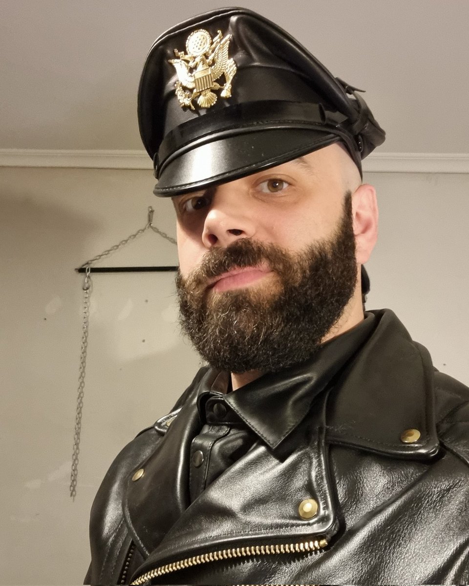 alexcumafetish's tweet photo. Happy #muircapmonday
#fetish #leather #gay #gayleather #leatherfetish #fullleather #leatheruniform #leatherbreeches #leathershirt #leatherjacket #muircap #happyinleather #bluf #blufleather #blufuniform #blufleatheruniform #maninleather #leathermen #leathercop https://t.co/J0A9Wh9Gl9