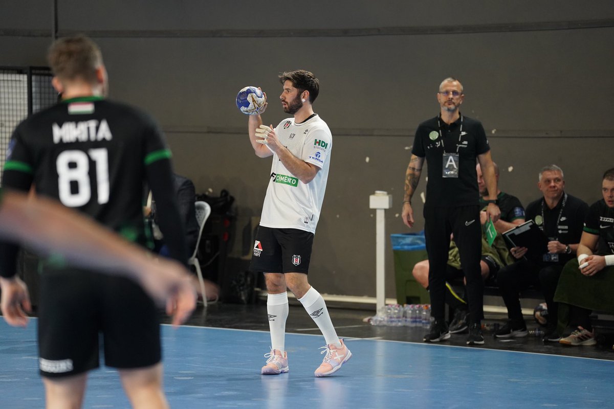 Geçmiş Olsun Joan Amigo Boada 

Beşiktaş Safi Çimento Hentbol Takımımızın EHF Avrupa Kupası’nda FTC-Green Collect ile oynadığı karşılaşmada burun kırığı ve alt adalesinde yırtık meydana gelen sporcumuz Joan Amigo Boada'nın tedavisine sağlık ekibimizce başlanmıştır.

2 veya 3