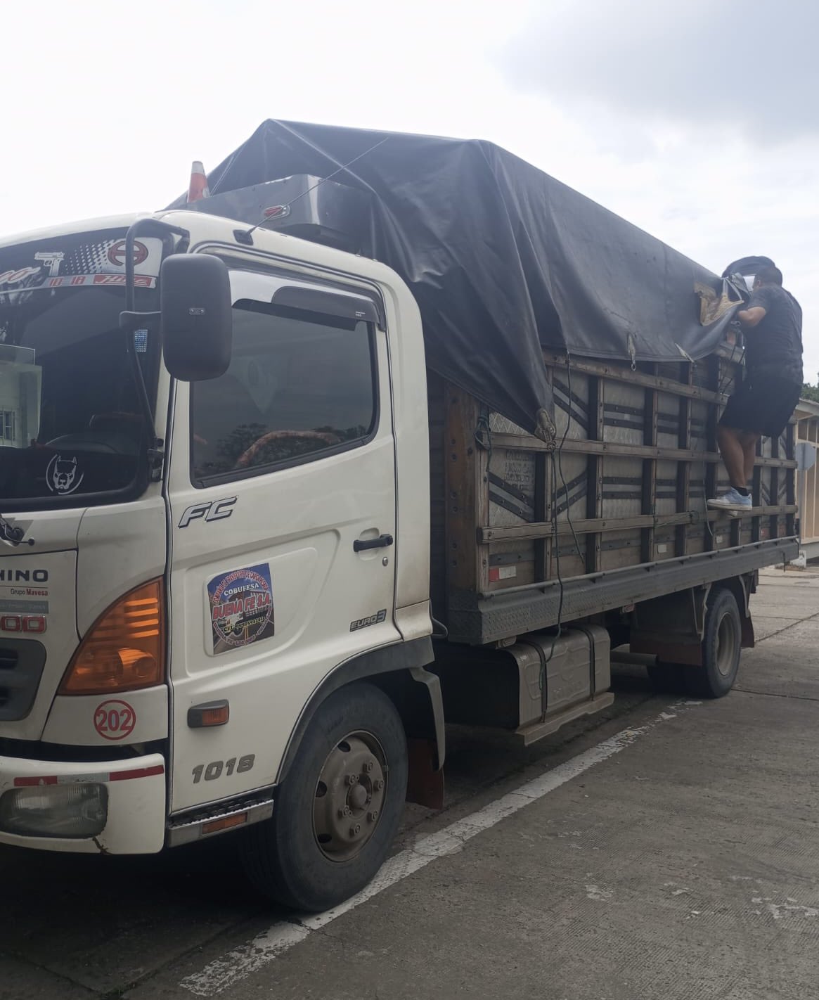 Servicio Nacional de Aduana del Ecuador on X La ropa usada es de prohibida importacion porque afecta a la industria textil local y el comercio seguro. La valoracion de la