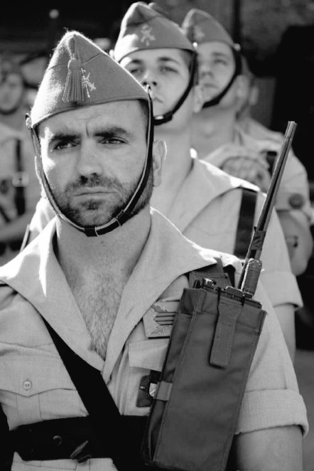 PlataformaMill1's tweet image. &quot;Ser #legionario es ser, además de bravo, novelesco, y aun cuando tal prestigio haya de pagarse en onzas de sangre y horas de dolor, todo parece barato ante la #satisfacción, mezcla de estímulos bélicos y literarios, de pertenecer al #Tercio&quot;.

Dr. César Juarros.
#LaLegión