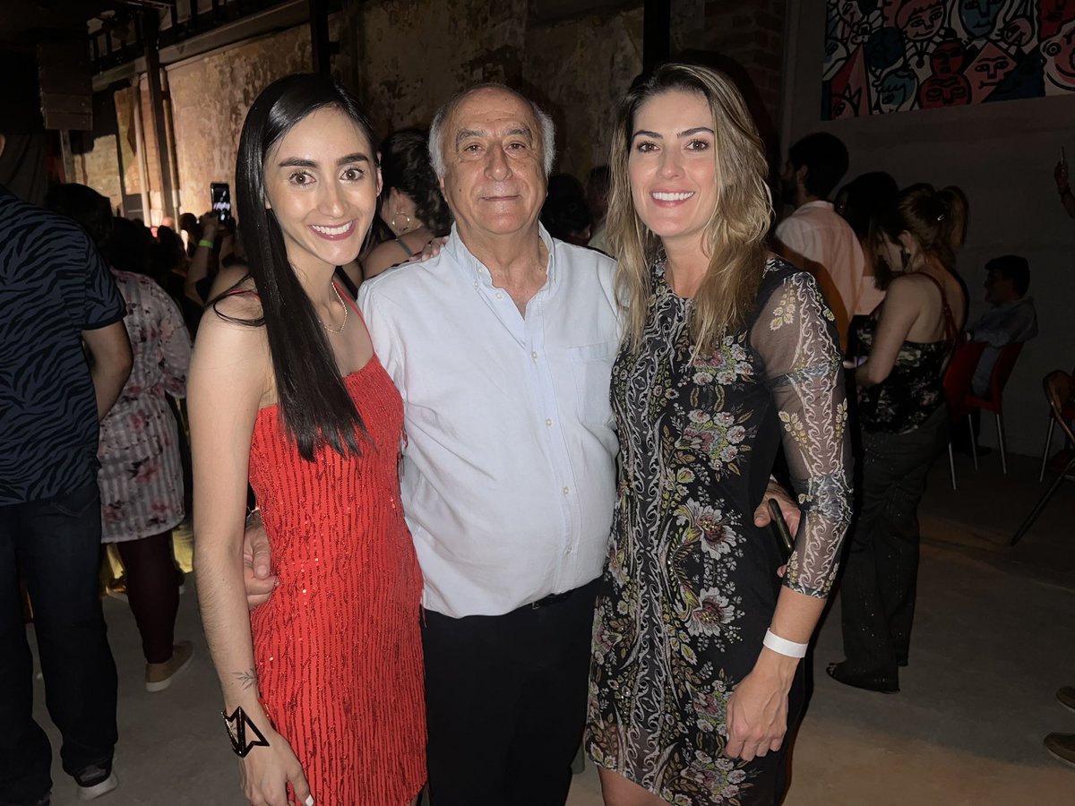 oneinversocial's tweet photo. Vivimos una noche mágica en la inauguración del centro cultural #LaPascasia 🙌
#TodosSomosUno💜🧡 https://t.co/awDlwvgkub