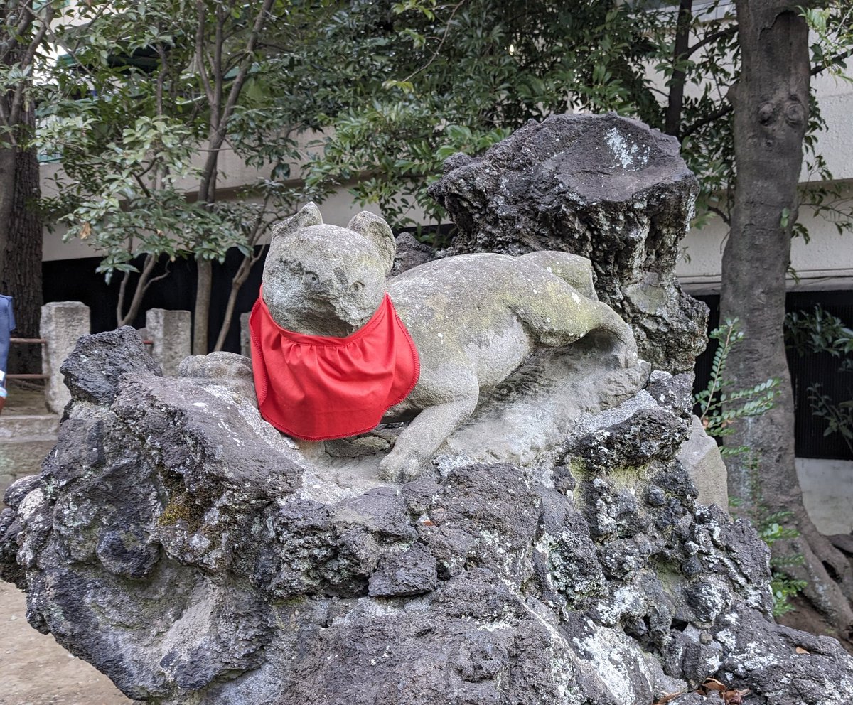 駒込稲荷神社。根津神社の中にあります。拝殿の前には立派な狐塚。
#駒込稲荷神社　#狐塚　#きつね　#明日どこいく