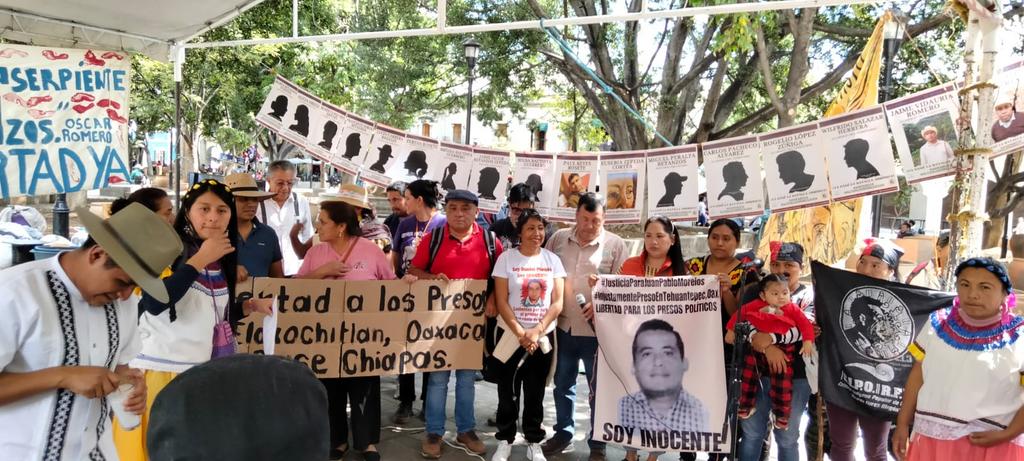 Hazvalermilibe1's tweet image. #HVML presente en rueda de prensa de @EloxMagon por los #Presospoliticos e #InjustamentePresos, #PerseguidosPoliticos y los de #Desplazados en el Zócalo del estado de #Oaxaca y otros estados del país.

#EdoMex #Chiapas #Puebla #Cdmx 🇲🇽
@salomonj @delfinagomeza