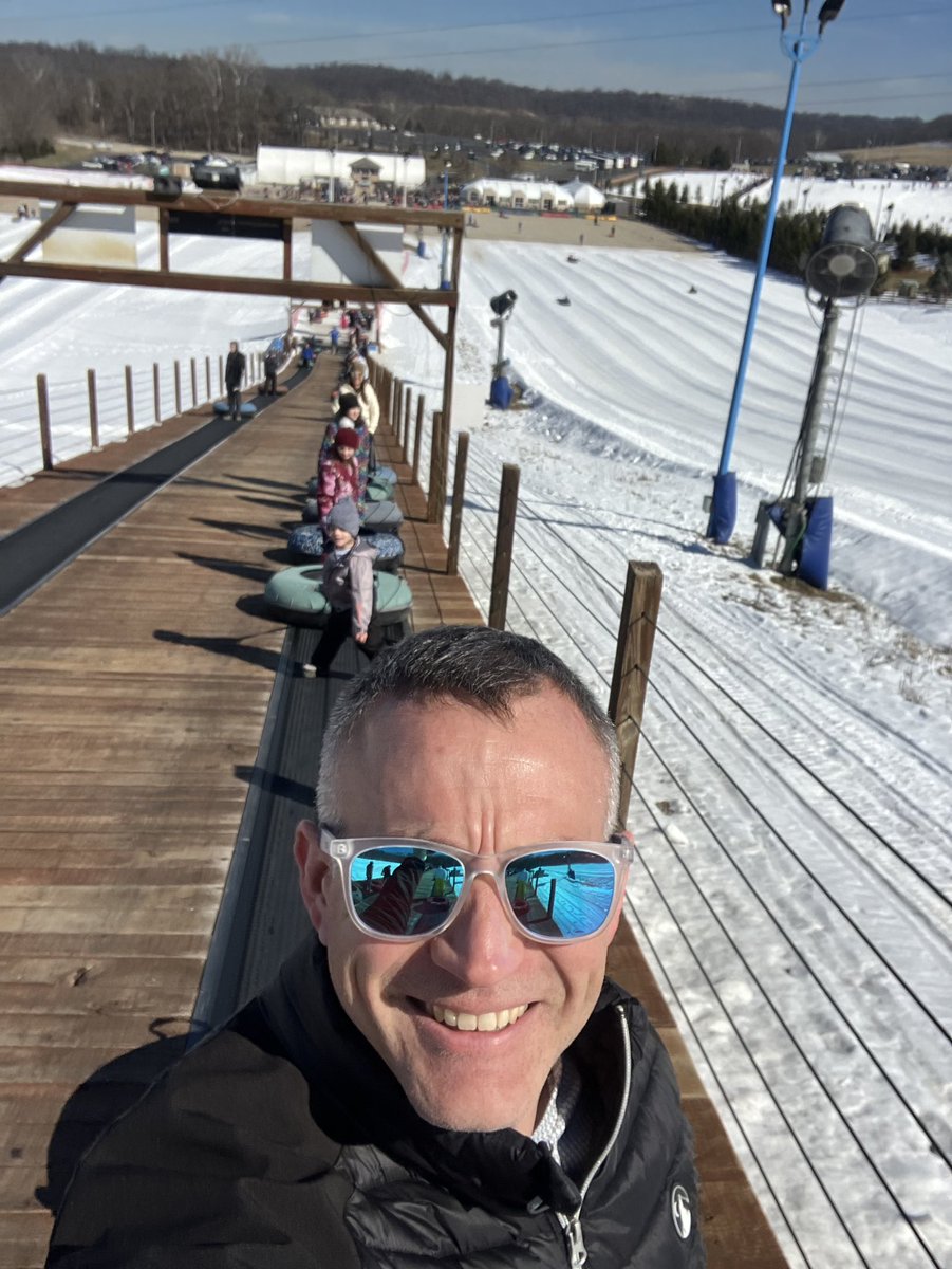 jaredjogs's tweet image. Had a great time with the 👨‍👩‍👧‍👦 sledding today. #familytime