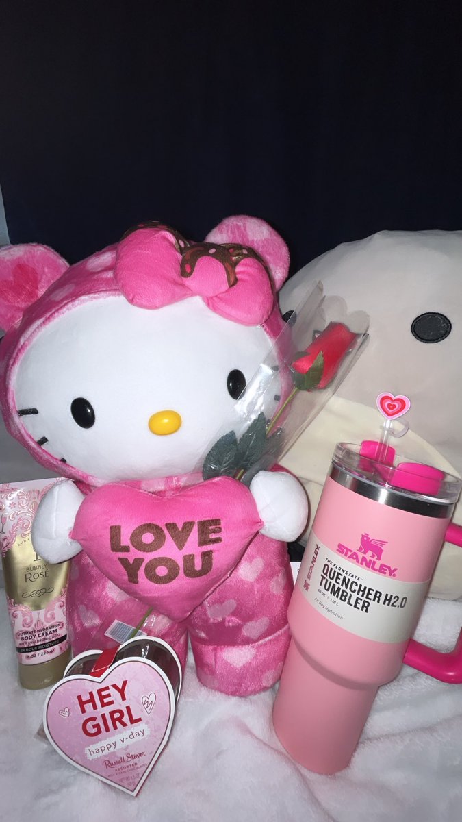 skykvi's tweet photo. Got me a pink stanley i’m so in love 😍�� https://t.co/MLy4cVYjbK