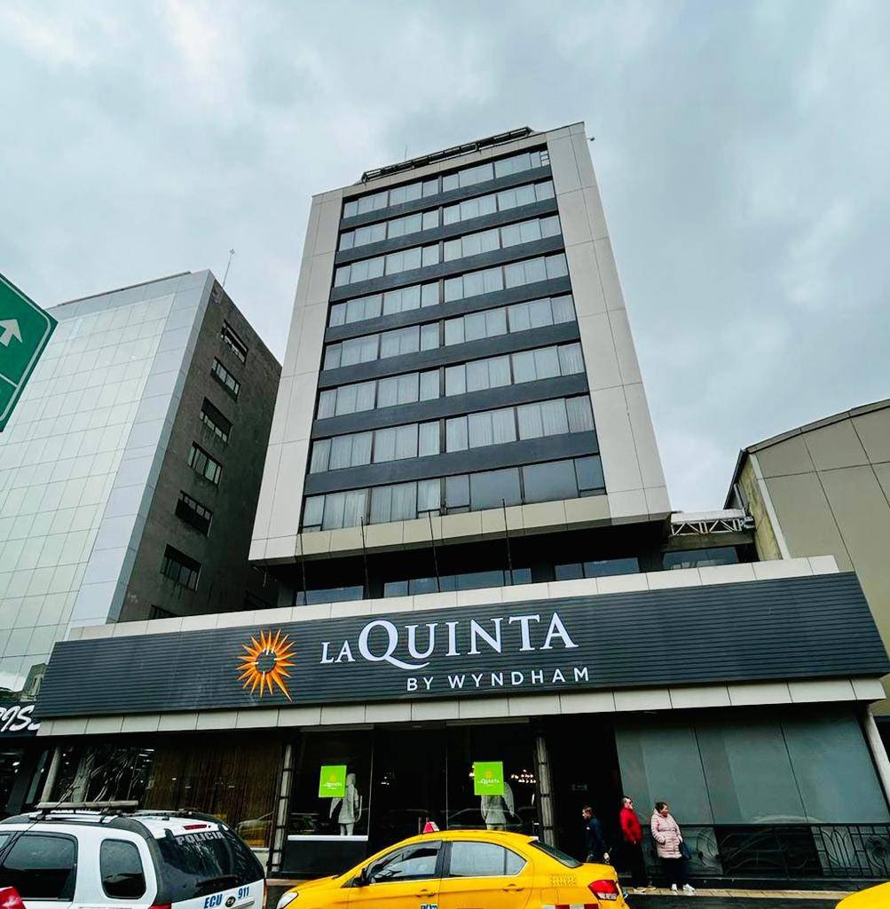 nicorivera05's tweet photo. Esta semana, Quito albergará dos eventos de gran afluencia. El miércoles, Luis Miguel se presentará, y el sábado se llevará a cabo la Noche Amarilla. Ambos eventos tendrán lugar en el mismo sitio, siendo el epicentro el 🏟️ Olímpico Atahualpa.

Justo a una cuadra del estadio se encuentra @laquintaquito, un hotel espectacular donde desde el momento en que ingresas te hacen sentir de la mejor manera posible. Su personal es excepcional, las habitaciones son muy cómodas y la comida es magnífica.

Si planean asistir al concierto o a la Noche Amarilla, les recomiendo hospedarse en La Quinta, no se arrepentirán.