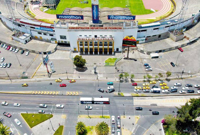 nicorivera05's tweet photo. Esta semana, Quito albergará dos eventos de gran afluencia. El miércoles, Luis Miguel se presentará, y el sábado se llevará a cabo la Noche Amarilla. Ambos eventos tendrán lugar en el mismo sitio, siendo el epicentro el 🏟️ Olímpico Atahualpa.

Justo a una cuadra del estadio se encuentra @laquintaquito, un hotel espectacular donde desde el momento en que ingresas te hacen sentir de la mejor manera posible. Su personal es excepcional, las habitaciones son muy cómodas y la comida es magnífica.

Si planean asistir al concierto o a la Noche Amarilla, les recomiendo hospedarse en La Quinta, no se arrepentirán.