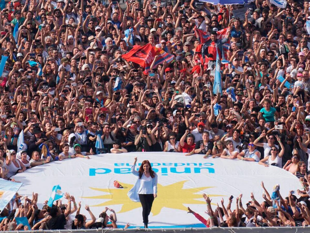 Ella reinó al calor de las masas 

#CristinaCumple