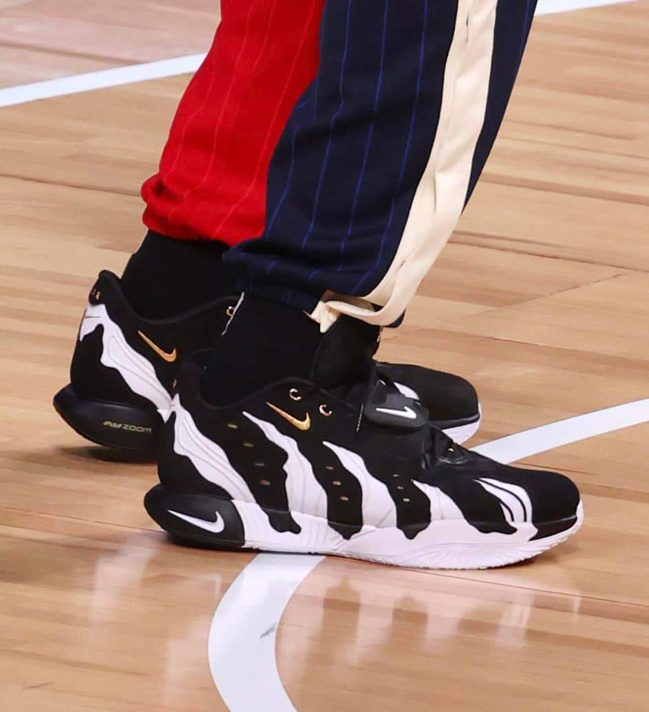 1RELWon's tweet photo. Only good part of Sunday's game #TrumpSneakers https://t.co/bAr3KtYX6D