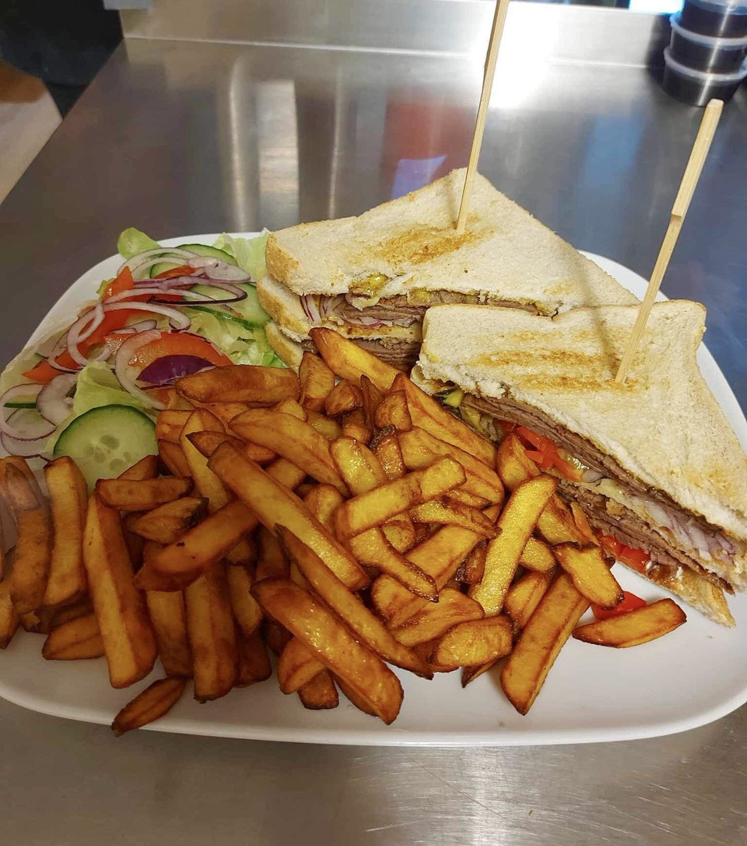 PancakeHouse46's tweet photo. One of our NEW House Specials - the Beef Philly Club Sandwich with chips and salad on the side. Look at that portion😍 

#pancakehouse #pancakehousekettering #savoury #savouryfood #sandwiches #chips #salads #beef #deliveryfood #takeawayfood https://t.co/fLRhqHue7c