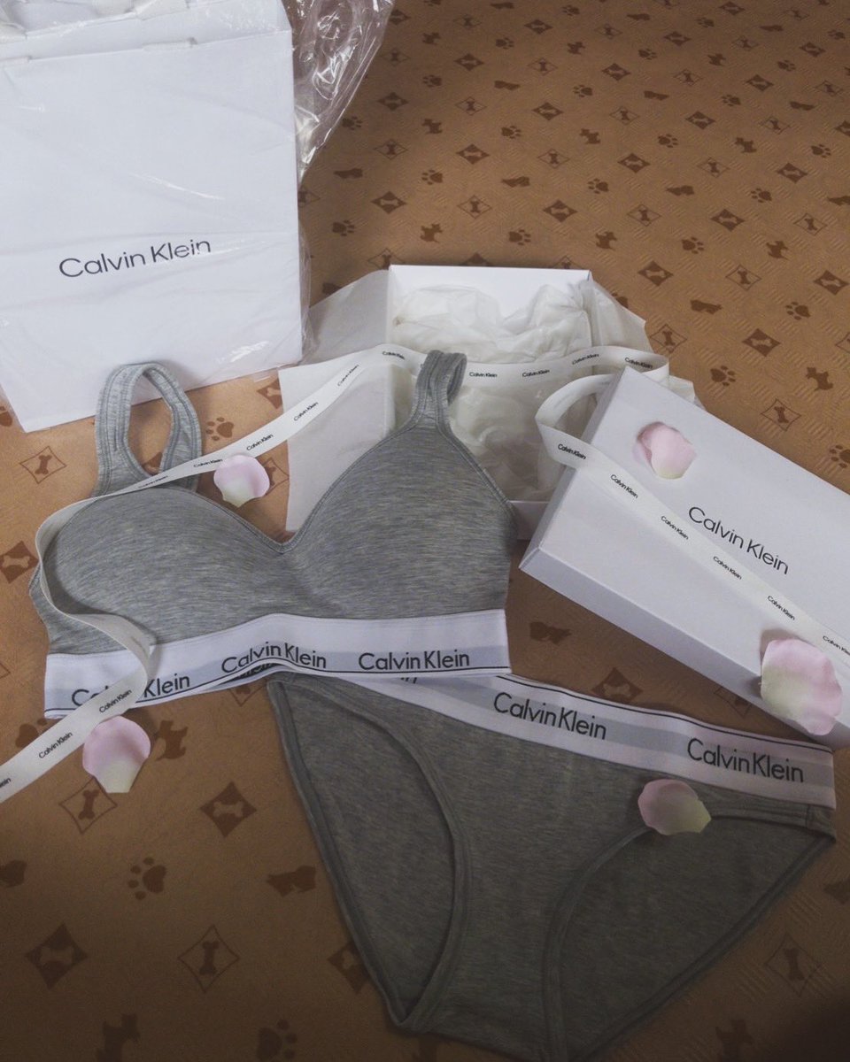 Causal_reaction's tweet image. 皆様おはようございます🌞😊🌞
じゅるるはへそ出しが定番なので下着はCalvin Kleinが大好き♥️だから長女が買ってくれました🥰ネイルも時間がないって言ったらちゃちゃっとジェルネイルを💅してくれました😭
本当にいつも可愛い長女よありがとう🫶🥹💕
#カルバンクライン
#セルフネイル