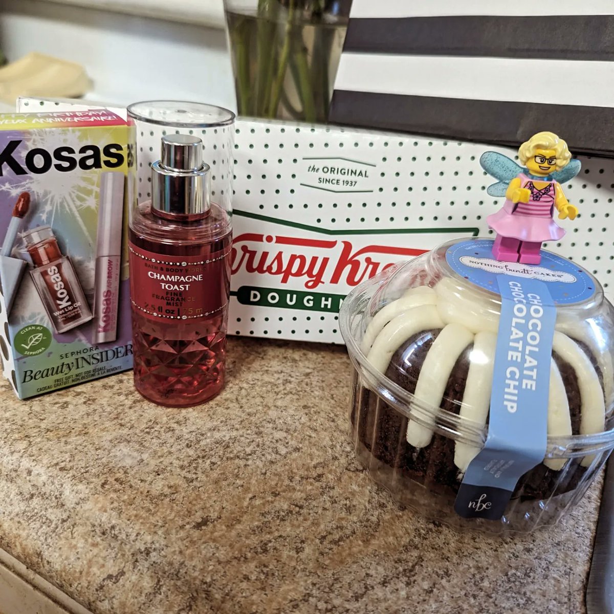 day off means run errands to go get my #birthdayfreebies! <a href="/krispykreme/">Krispy Kreme</a> for a 3 pack of glazed #donuts, #nothingbundtcakes bundlet (where little dude had to buy his own lol), <a href="/Sephora/">Sephora</a> lip set <a href="/bathbodyworks/">Bath & Body Works</a> fragrance, and finally a little me <a href="/LEGO_Group/">LEGO</a> #minifig! 😍  #notsponsored