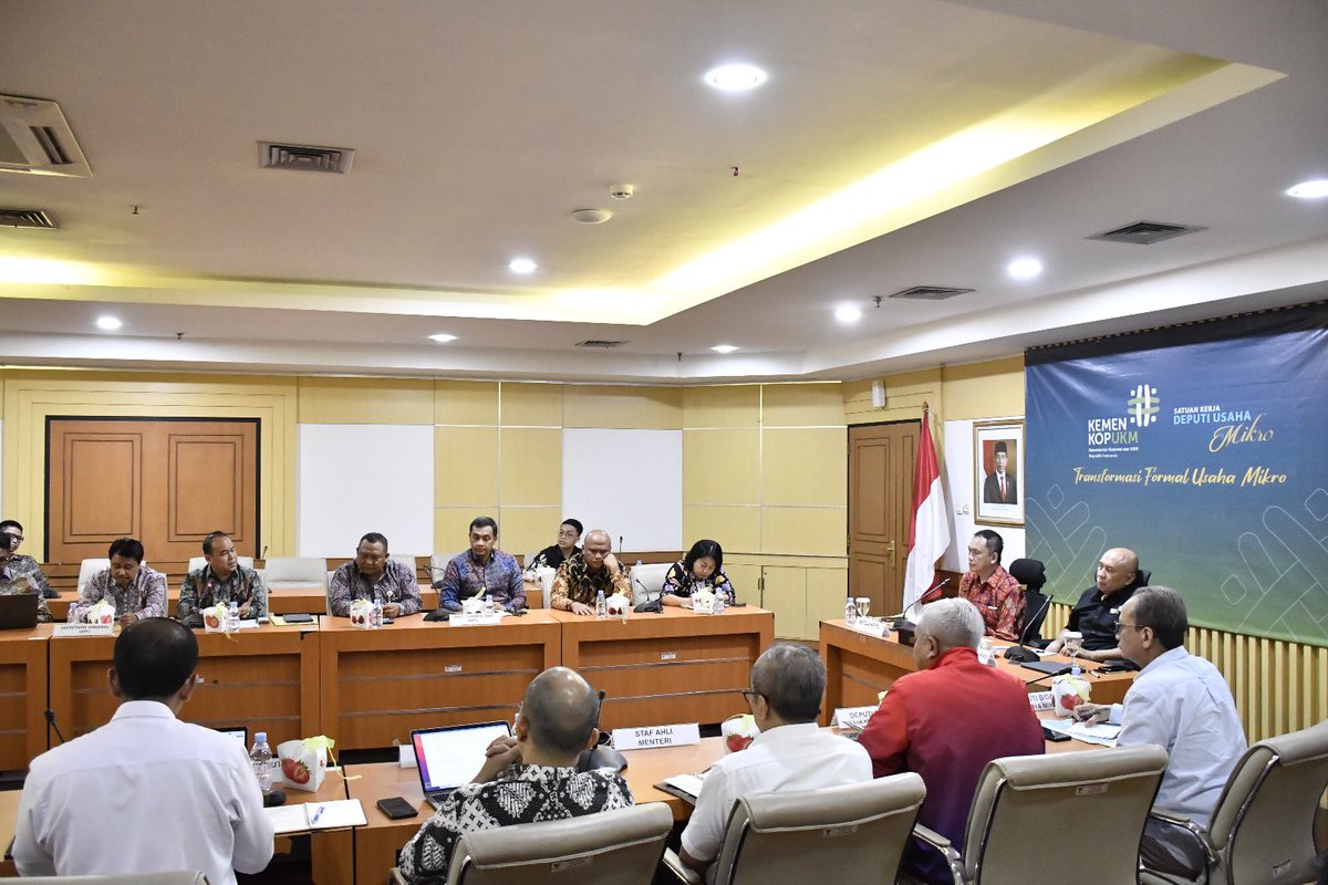 KPPU's tweet photo. Jakarta (19/2) – Indonesia membutuhkan adanya regulasi yang melindungi usaha mikro, kecil, dan menengah (UMKM) dalam bertransaksi di pasar digital, sinergitas atau integrasi dalam pendataan kemitraan, peningkatan efek jera bagi pelanggar kemitraan, serta peningkatan edukasi bagi pelaku UMKM.

Selengkapnya: https://t.co/jwWsFW7Mlf
