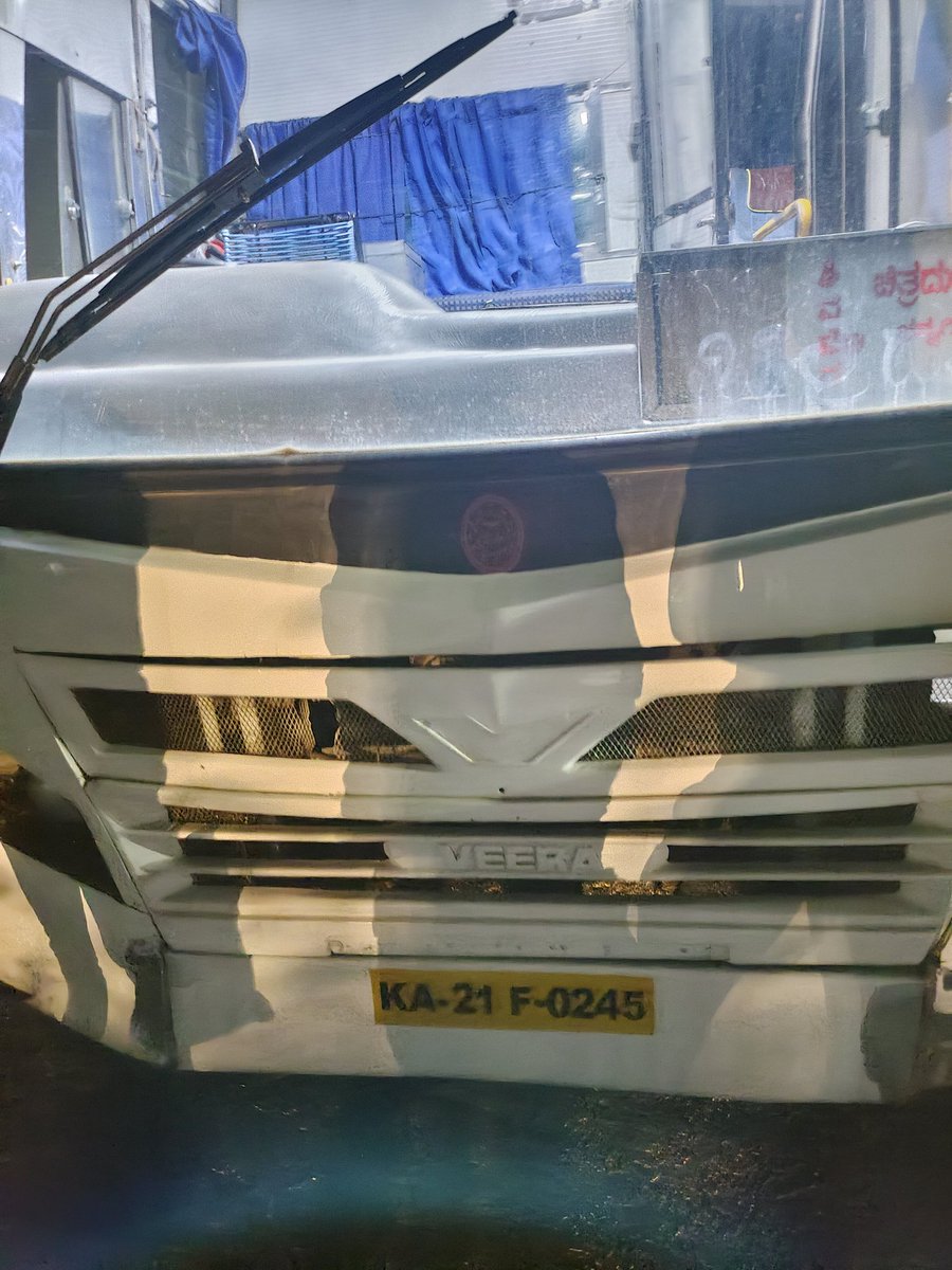 veerendra1845's tweet photo. KA01-F-9047 started from SHIVAMOGGA to Bengaluru has been in the center of the road near tumkur due to vehicle problem.Driver not even bothered about arranging another vehicle and sending passengers to ordinary govt buses holding them in centre of the road that are travelling bng https://t.co/2IWTVskcDf