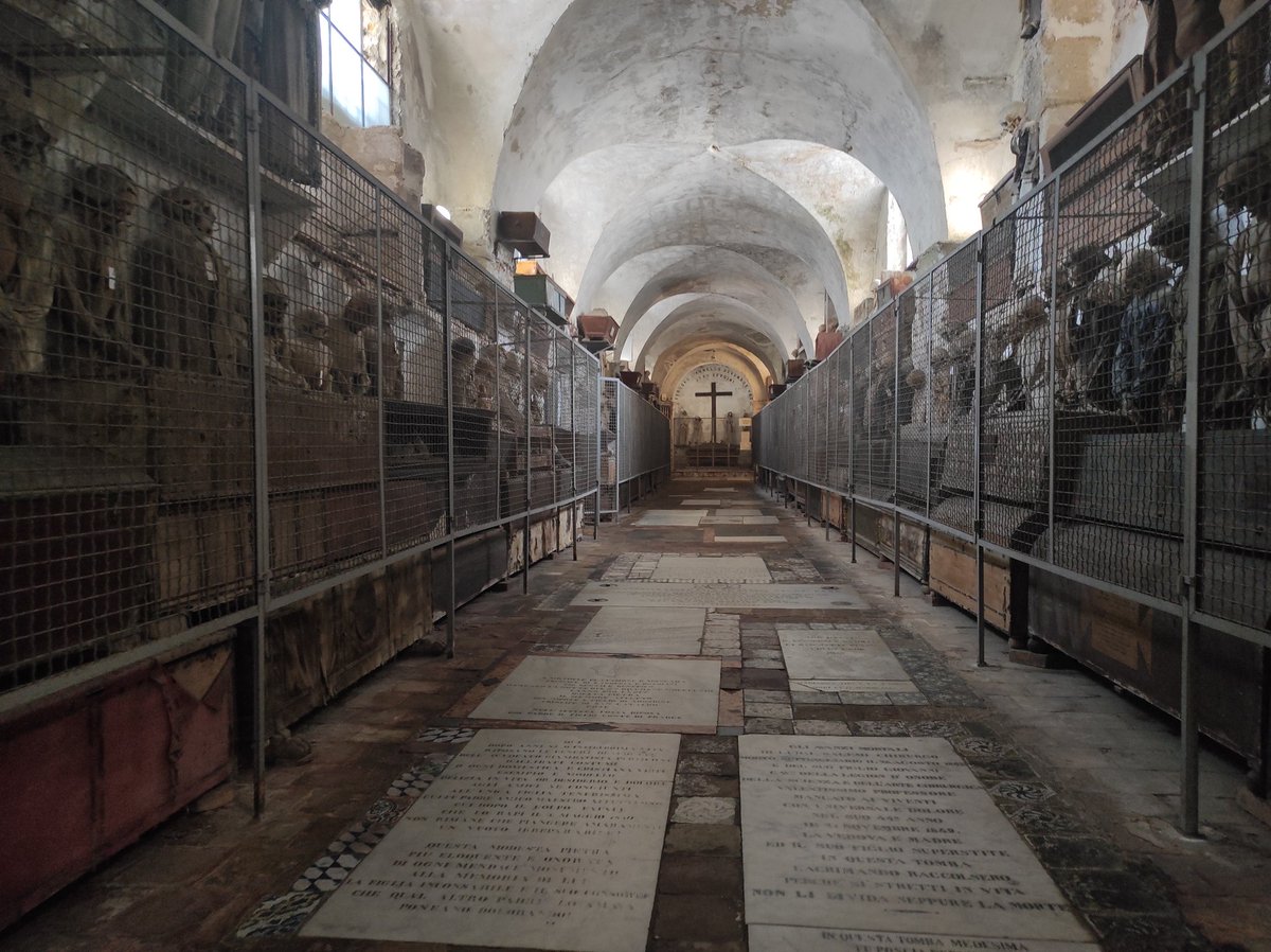 SimWeg's tweet photo. Catacombe dei cappuccini. 8000 mummie. Meraviglioso.#necrotourist #cemetry @NecroTourist https://t.co/GCxjFy60KD