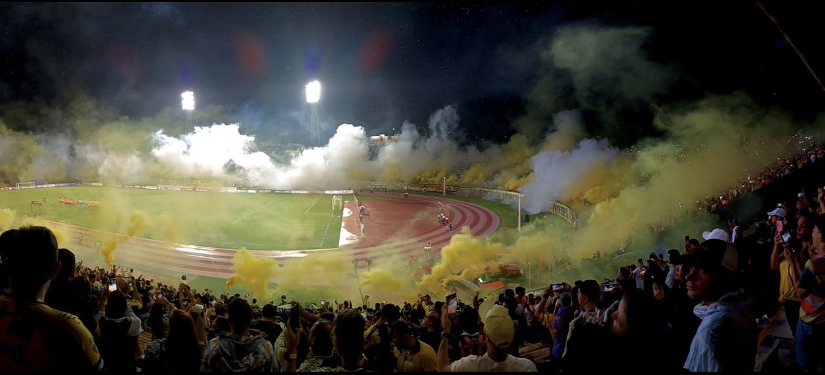 PerfectVision_1's tweet image. Los últimos partidos del 2023 de local fueron una locura. Esa tribuna sur fue Arte. Gran trabajo por parte de la Avalancha Sur y cada uno de los integrantes que pudieron hacer posible ese empuje y ese plus al equipo. Tuve la dicha de disfrutar ese espectáculo Desde la cancha🟡⚫️