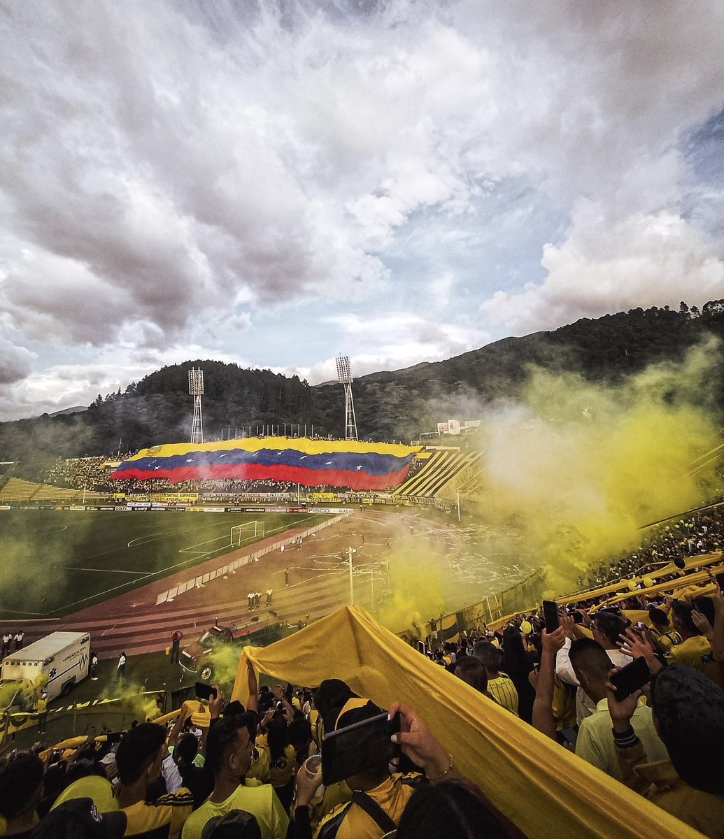 PerfectVision_1's tweet image. Los últimos partidos del 2023 de local fueron una locura. Esa tribuna sur fue Arte. Gran trabajo por parte de la Avalancha Sur y cada uno de los integrantes que pudieron hacer posible ese empuje y ese plus al equipo. Tuve la dicha de disfrutar ese espectáculo Desde la cancha🟡⚫️