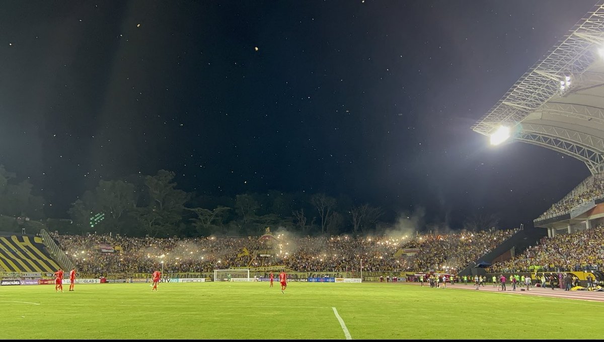 PerfectVision_1's tweet image. Los últimos partidos del 2023 de local fueron una locura. Esa tribuna sur fue Arte. Gran trabajo por parte de la Avalancha Sur y cada uno de los integrantes que pudieron hacer posible ese empuje y ese plus al equipo. Tuve la dicha de disfrutar ese espectáculo Desde la cancha🟡⚫️