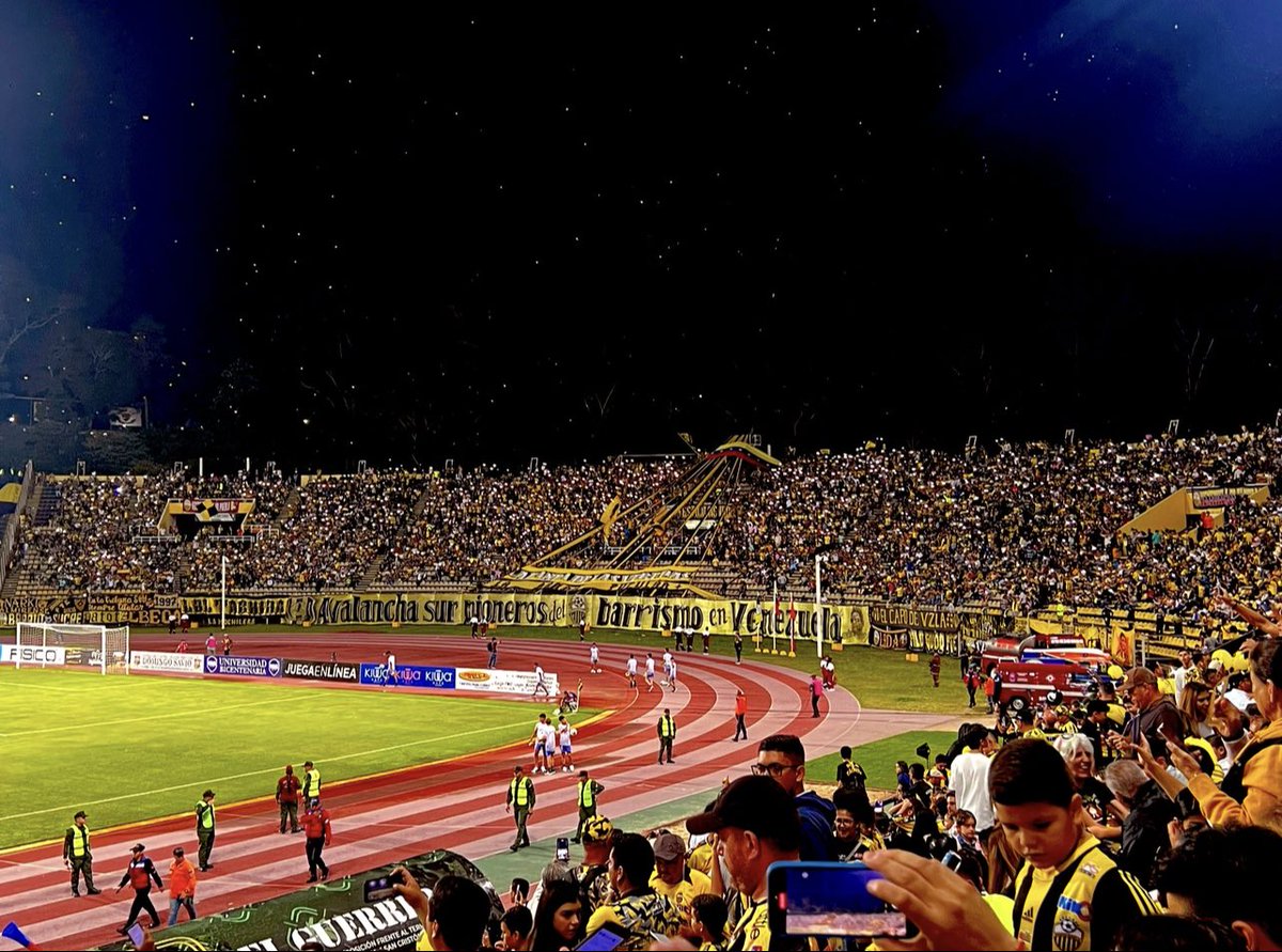 PerfectVision_1's tweet image. Los últimos partidos del 2023 de local fueron una locura. Esa tribuna sur fue Arte. Gran trabajo por parte de la Avalancha Sur y cada uno de los integrantes que pudieron hacer posible ese empuje y ese plus al equipo. Tuve la dicha de disfrutar ese espectáculo Desde la cancha🟡⚫️