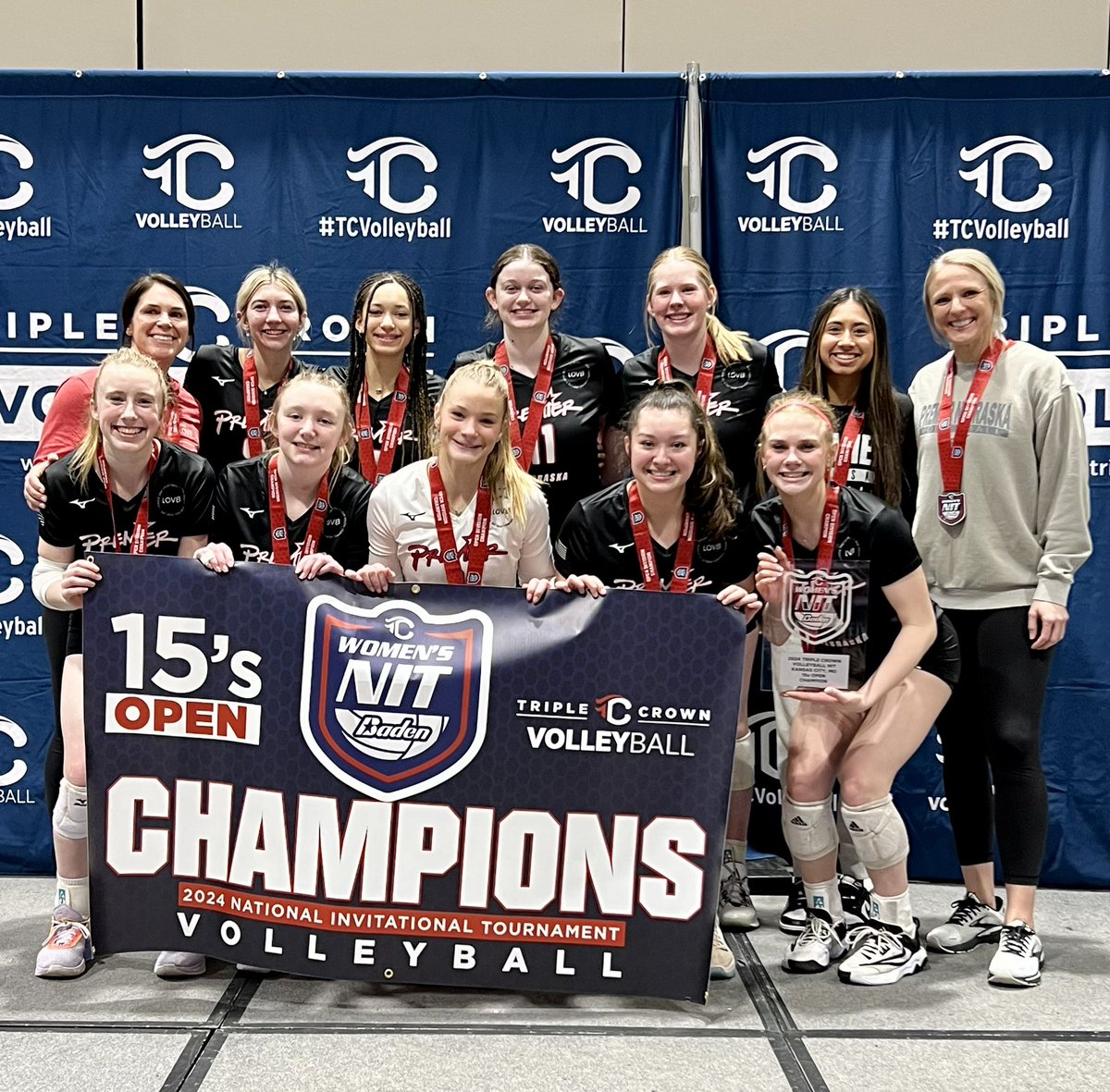 Premier_15Gold's tweet image. 15 Open Division Champions! 8-1 on the weekend and leaving hungry! ✨👑

#LeanIn | #goPremierVB