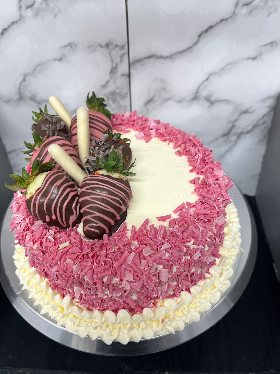 shop_baker3150's tweet image. The Bakers Shop 

#Fancycake 
Size : 8 inch 
Shape : Round 
Price : £19.99

Call Us &amp;amp; Order Now : 
Tel : 0121 31 44 999
Mob : 079 444 638 44

Visit Our Website &amp;amp; Order Online : thebakersshop.co.uk 

#fyp #viral #bakery #cakes #desserts #brownies #tarts #cakeslice