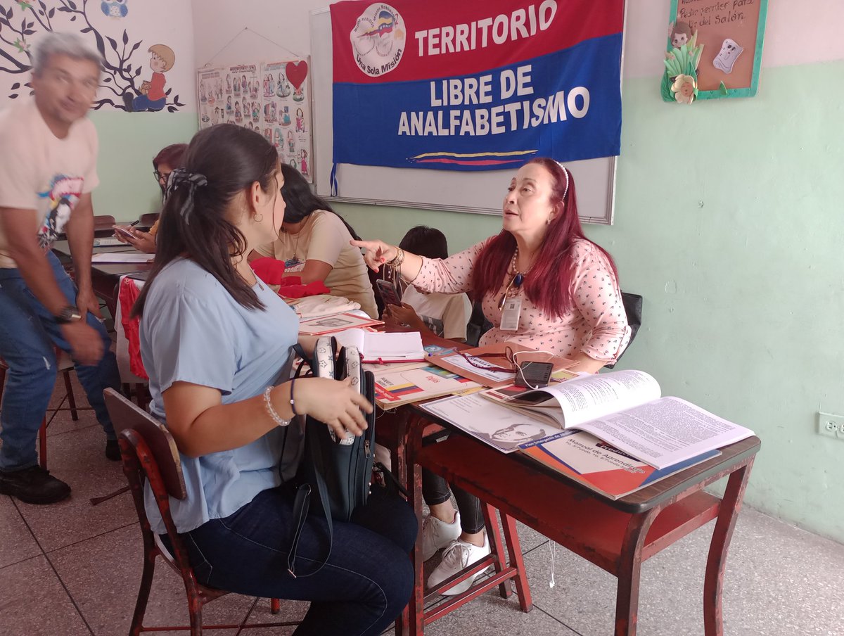 #EnDesarrollo|Equipo Estadal de Robinson presente en Jornada social con la Fundación <a href="/famitachirense/">Fundación de la Familia Tachirense</a> en el Municipio Cárdenas sector Tucape.
#PuebloMaduroQueAvanza 

<a href="/NicolasMaduro/">Nicolás Maduro</a> 
<a href="/_LaAvanzadora/">Yelitze Santaella</a> 
<a href="/Sociabolivarian/">Lilian Oropeza</a> 
<a href="/MisinRobinsonP2/">Luis Raul Padrón</a> 
<a href="/FreddyBernal/">Freddy Bernal</a> 
<a href="/Berzabethg1/">Berzabethgandicaoficial</a> 
<a href="/LuzTachira23/">luzmary alviarez roche</a>