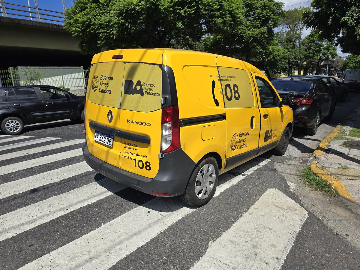 JungParkAR's tweet photo. Alguna vez subí la denuncia de mal estacionamiento de los autos del gobierno y me la rechazaron. Pregunto @jorgemacri estos autos pueden hacer lo que quieran obligando a los peatones corerse para cruzar la calle? https://t.co/0oBXTufelk