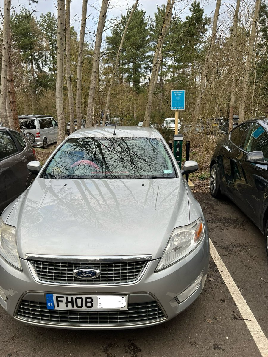 Pre booked a destination charger at <a href="/CenterParcsUK/">Total10</a> and found this parked in our reserved space. 🤨😂