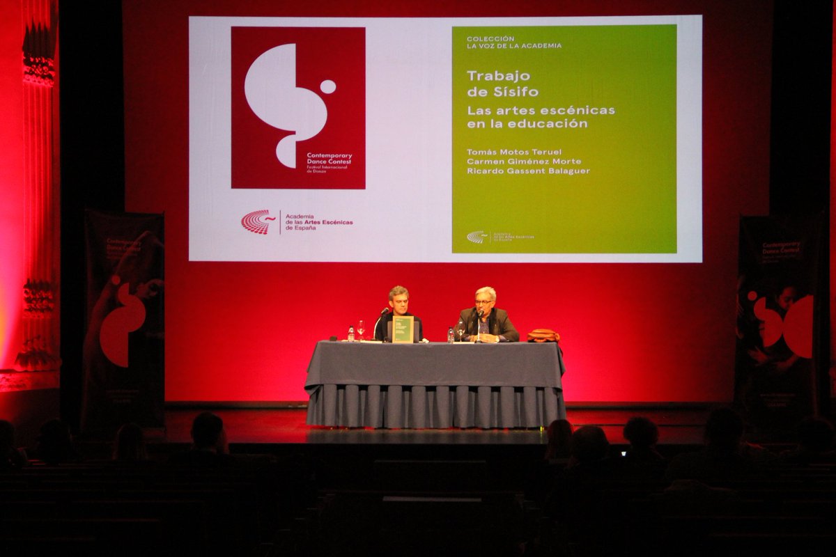 El #ForodelaDanza del #CDCFestival ha contado con la participación del miembro de la Academia de las Artes Escénicas de España,Ricardo Gassent,para la presentación del #estudio 'Trabajo de Sísifo.Las #artesescénicas en la educación', junto al director @univpalencia, Cándido Abril