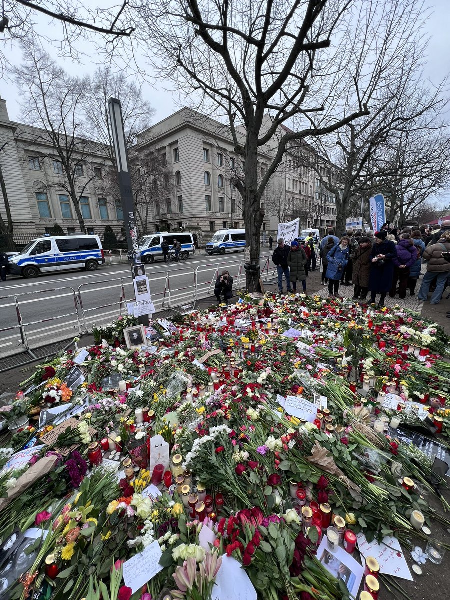 АЛЕКСЕЙ

Его сердце перестало биться. Мир скорбит. 

Человек из команды Навального обратился ко мне соучаствовать в передаче, запланированной на 16 февраля 2024 года в 9:30 утра по тихоокеанскому стандартному времени. Проснувшись рано, я обнаружил сообщение: «Трансляция