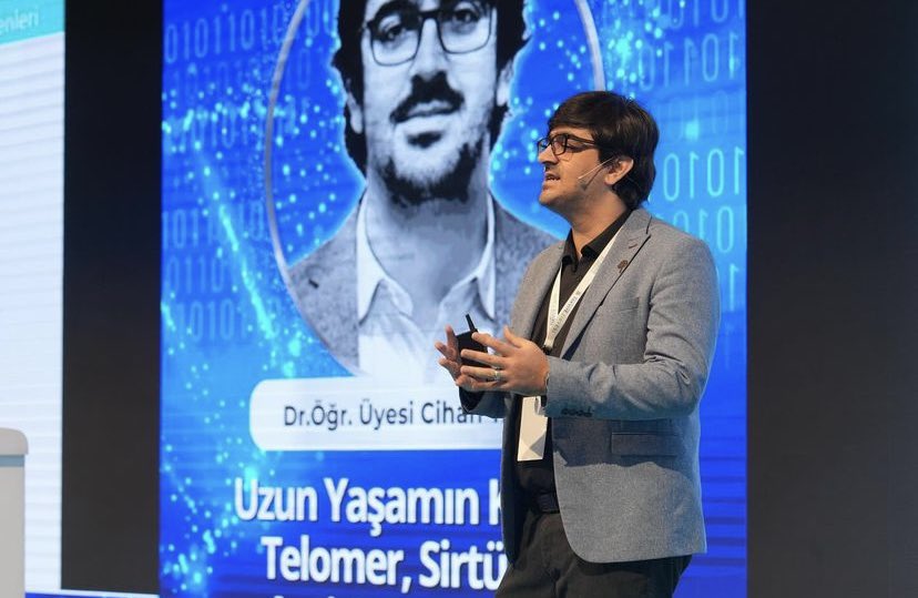 trgenmer's tweet photo. 16-18 Şubat tarihlerinde gerçekleşen Takviye Zirvesi’nin 2. günü sıradışı konu ve anlatımıyla sunumunu gerçekleştiren direktörümüz Dr. Öğr. Üyesi Cihan Taştan "Uzun Yaşamın Kilitleri: Telomer, Sirtüin ve Anti-Aging Genleri" konulu sunumunu gerçekleştirmiştir. 
@CihanTastan_PhD https://t.co/hn7vFnMHsO