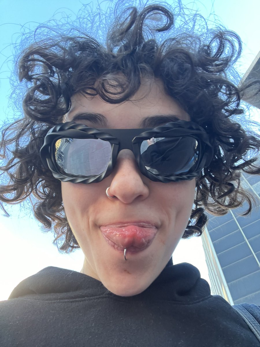 HOLA MURCIA el 3 d marzo estoy por ahí con la banda en el último conci del año aunque no se si hay alguien en VALENCIA INTERESAU EN UN CONCI + ANTES DEL LOCKDOWN CREATIVO? ❤️🏄🏻‍♀️👽 tickets Murcia volando! : salamamba.compralaentrada.com/eventos/7602/7…