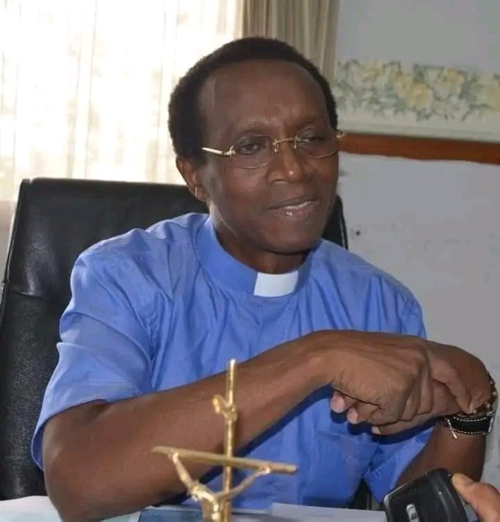 MelEssisKouadio's tweet photo. LE RÉVÉREND PÈRE NORBERT-ÉRIC ABEKAN 🇨🇮: 
 
« Le fait d'aller à l'église le plus souvent, avoir une ou plusieurs activités dans une église...n'est pas le synonyme de SERVIR DIEU. 

Servir Dieu c'est :

*S'occuper de sa maison : 
*De son mari
*De ses enfants

*Prendre soin de son travail

*Être au service de son prochain
*Donner le meilleur de soi-même pour
rendre heureux son prochain
*être obéissent(e) à ses parents et à ses supérieurs
* se soumettre à la volonté de son époux en se respectant mutuellement
*rester à l'écoute de la parole de Dieu
*aimer sans plonger dans les préjugés...
*pardonner et oublier
* aime ton prochain comme toi même...

Ta première église, c'est ton être !
Ton existence doit être un culte de louange et d'adoration pour Dieu.

Tu dois être le premier berger dans ta maison !
Avant de venir servir à l'église, soit d'abord irréprochable dans ta maison, ainsi ton service sera agréable à Dieu.» 

#CIV225