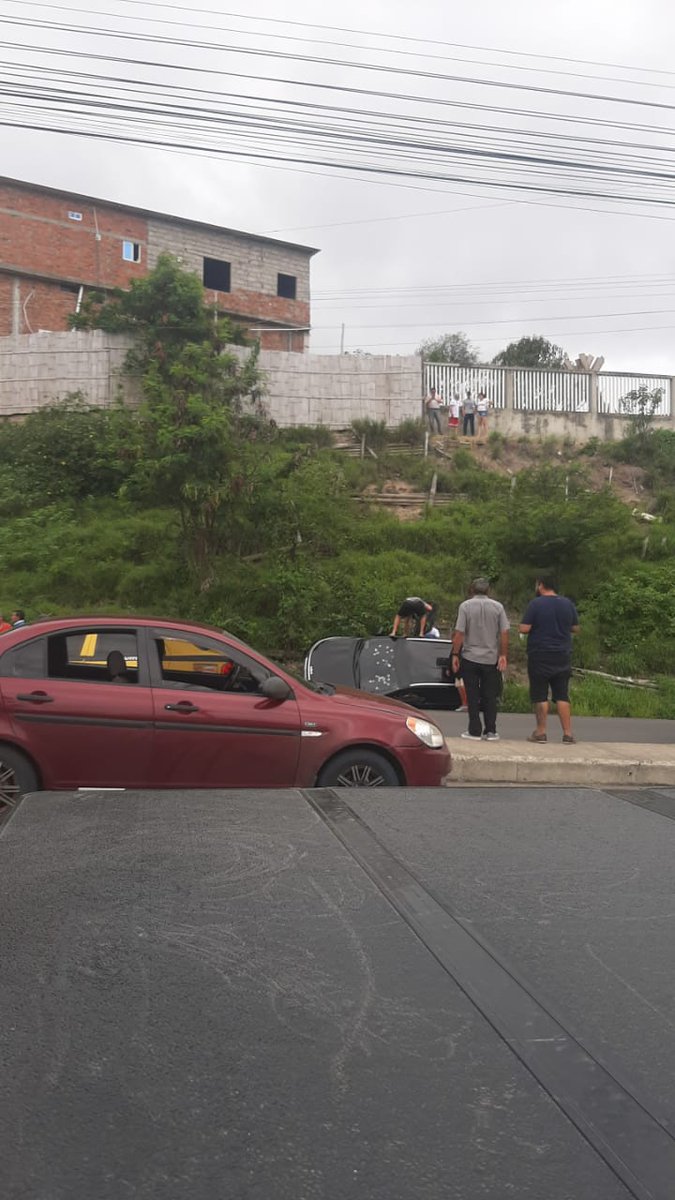 Cupsfire_gye's tweet photo. #ÚltimaHora
#Manta 
Caso de #sicariato 
Dos personas heridas 
Dos personas sin vida sector conocido cómo  redondel de los bomberos https://t.co/TXGwakQMdC
