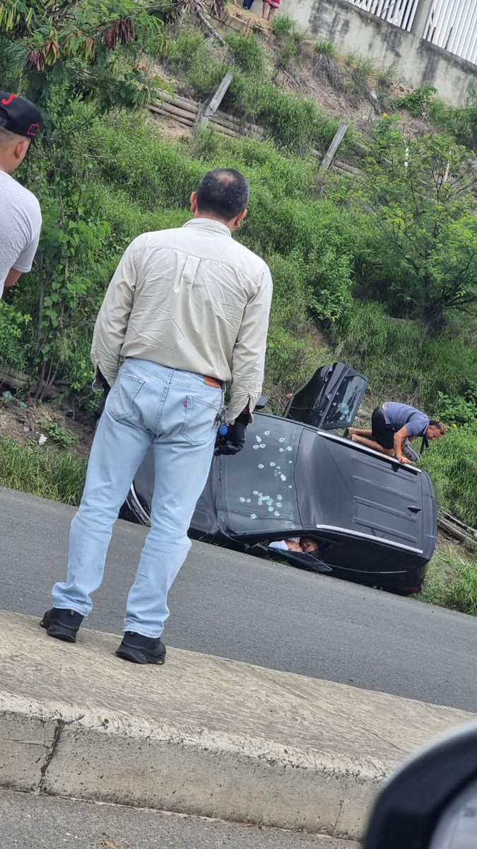 Cupsfire_gye's tweet photo. #ÚltimaHora
#Manta 
Caso de #sicariato 
Dos personas heridas 
Dos personas sin vida sector conocido cómo  redondel de los bomberos https://t.co/TXGwakQMdC