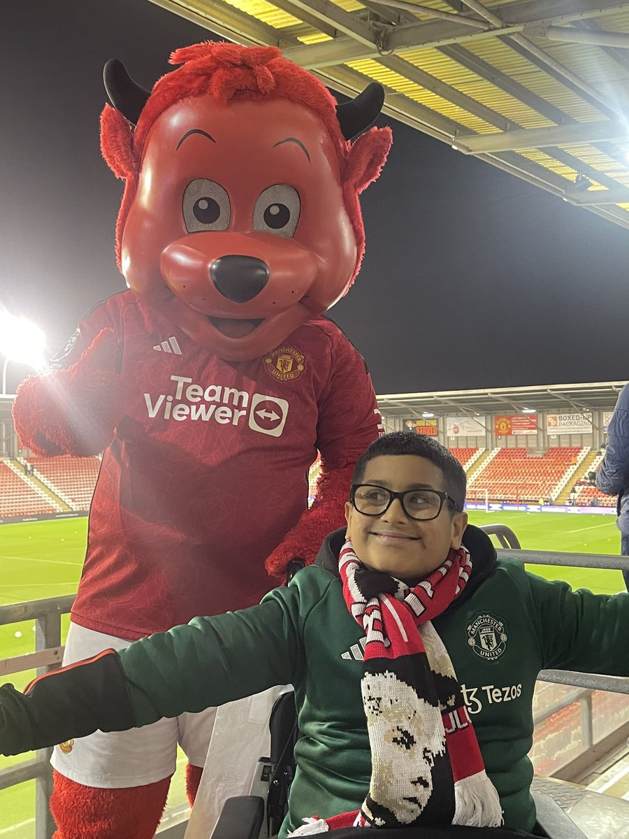 Zayden with Fred The Red at Leigh Sports Village #MUFC #MUAcademy #PL2 #MUNMCI #FredTheRed #Zayden #LeighSportsVillage