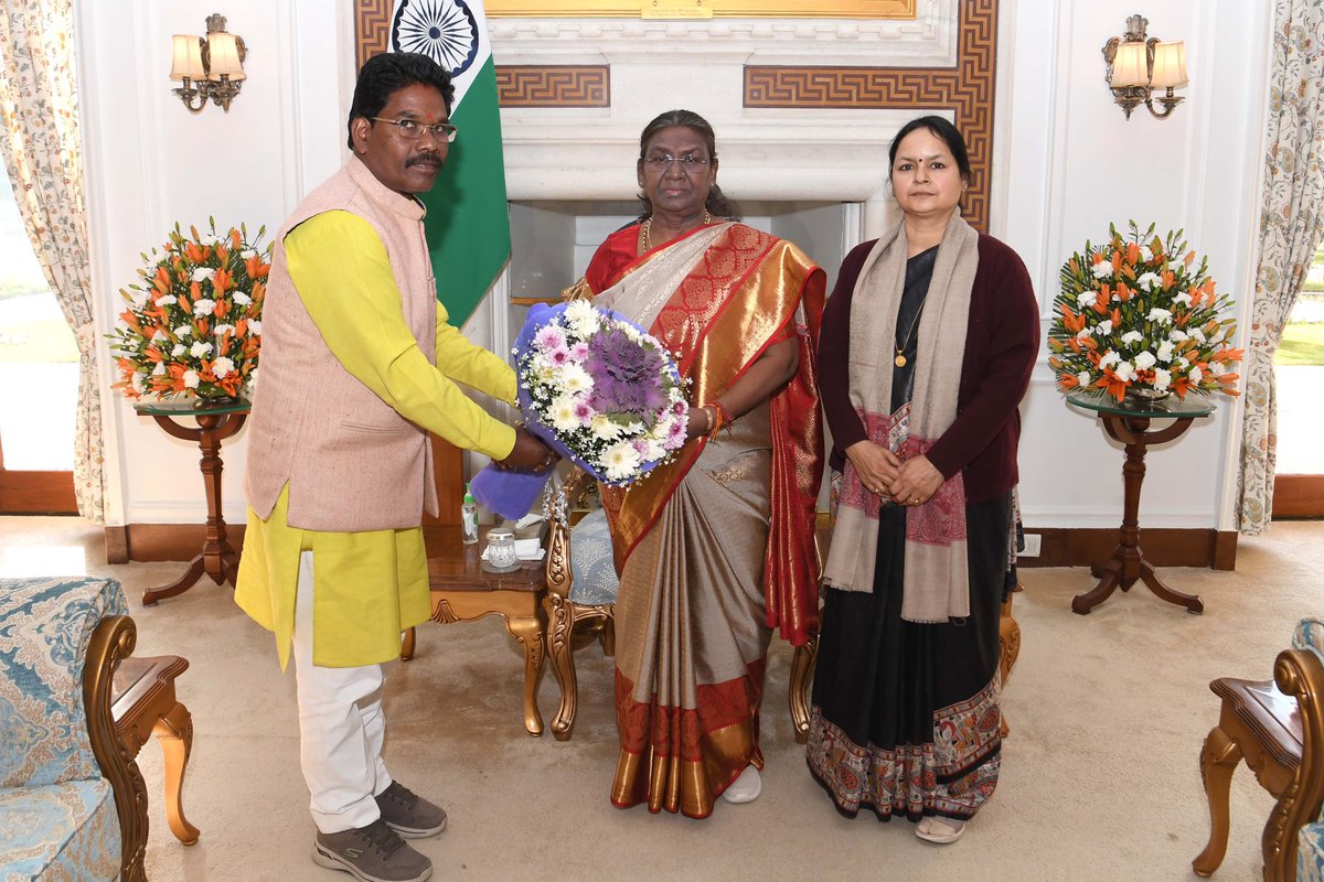 Shri Ananta Nayak, Hon’ble Vice Chairperson (Acting) and Smt. Alka Tiwari, Secy., NCST in Rashtrapati Bhavan for presentation of the 17th Annual Report (2022-23) of the Commission to Hon’ble President of India on 17.02.2024. #NCST @Anantanayak_ @rashtrapatibhvn @PIB_India