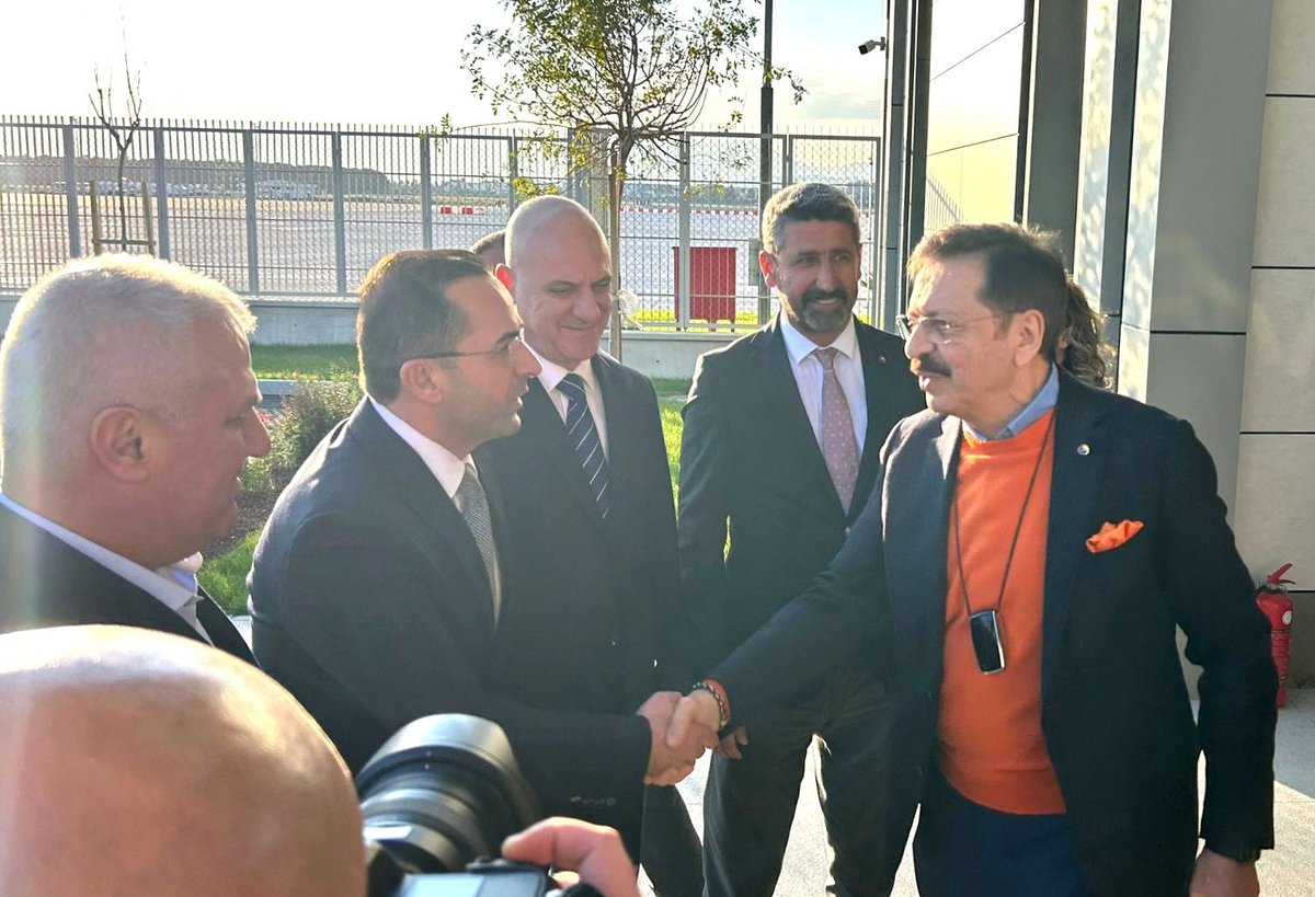 seydigngr's tweet photo. TOBB Kadın Girişimciler Kurulu İl Başkanları toplantısı için Antalya’ya gelen TOBB Başkanımız Sn. Rifat Hisarcıklıoğlu’nu Oda ve Borsa Başkanlarımız ile birlikte Antalya Havalimanında karşıladık.
#TOBB
#MATSO
#işdünyası
#CENNETMANAVGAT
#ÜyesimutlubirOdaekonomisigüçlübirManavgat https://t.co/bzxKQ6Bojy