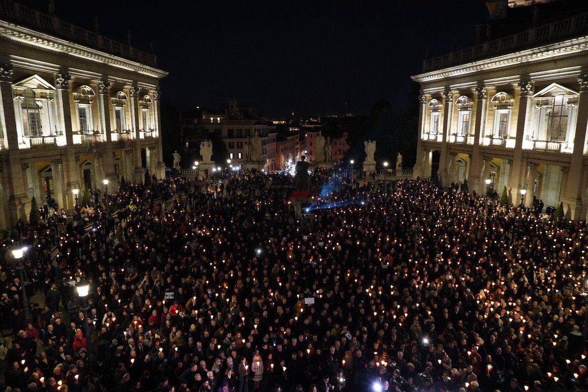 CarloCalenda's tweet photo. Tutte le grandi capitali del mondo sono scese in questi giorni in strada per ricordare Alexei #Navalny. Anche Roma stasera ha scelto da che parte stare. Siamo in tantissimi: tutti insieme per la democrazia, per la speranza. Tutti insieme per Alexei Navalny, martire della libertà. https://t.co/JwWTZvwC1I