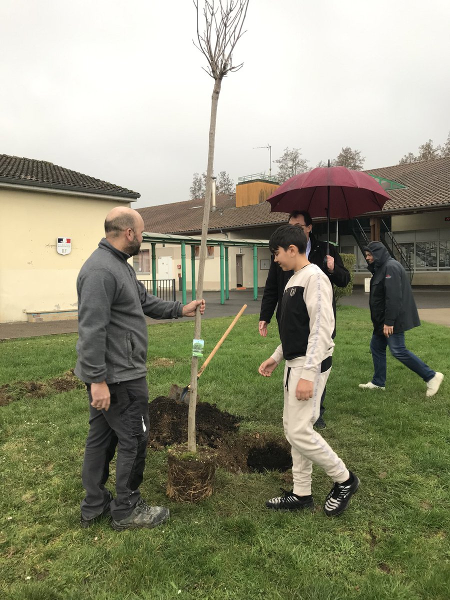 AubertAlain12's tweet photo. Planter un arbre c’est aussi un moment pour sensibiliser les enfants à la biodiversité. Les éco-délégués du collège de Vaubécourt sont déjà très avancés dans leur projet… @acnancymetz @Prefet55 @deptmeuse https://t.co/V2AqpbKxtR
