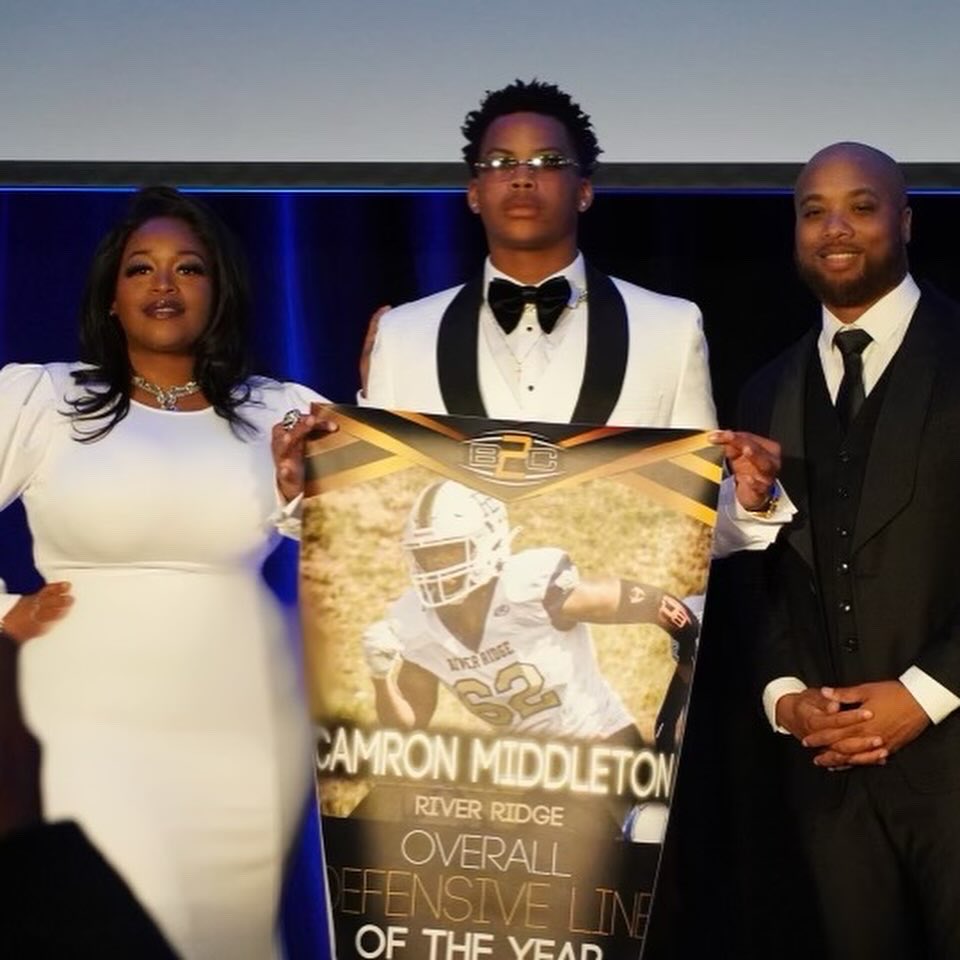CamMMiddleton's tweet photo. I am very blessed &amp; thankful to win the Grady Jarrett Overall Defensive Lineman of The Year Award. Ty @borntocompete &amp; @Alex_B2C for recognizing my hard work &amp; giving me the opportunity to be apart of this moment. Thank you @GradyJarrett, @gradygives @RobVaka for my invite out! https://t.co/DXH5KboBkK
