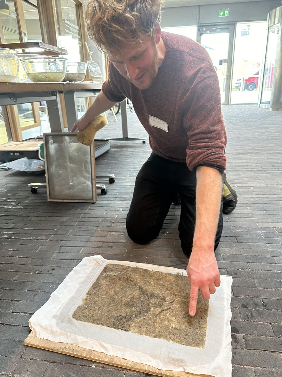 FreshwaterIzzy's tweet image. It’s #MacrophyteMonday! Thanks to everyone who workshopped aquatic plant #CitizenScience at @UCLEast today. Photos show artist Rob Rivers showing some ecologists how to make paper from algae - a lost technique that can tell us about past relationships between people and rivers.