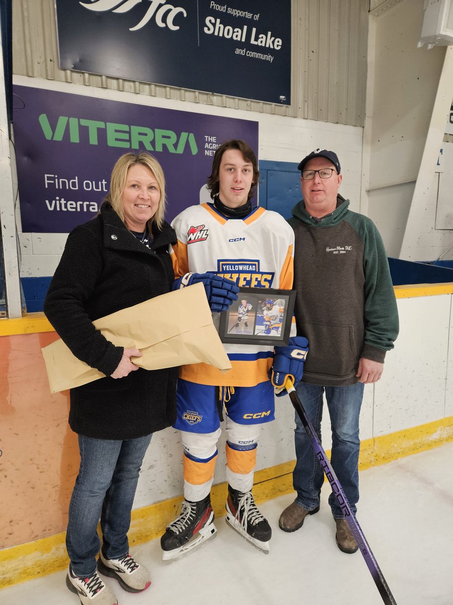 AAAU18Chiefs's tweet photo. Yesterday, Chiefs & their families recognized and honored our 8 graduating players. Congratulations:
Rory POOLE
DJ MELONEY
Quinn SCHUTTE
Kieran MADILL
#ALWAYSACHIEF
#CHIEFSPRIDE
#KEEPGIVENERHELLBOYS https://t.co/bU9jDAX54U