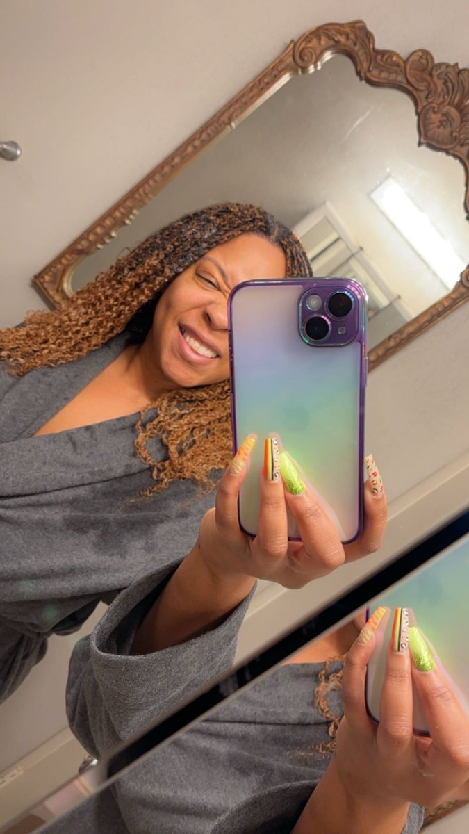 Lala091384's tweet image. One thing Ima do is change my hair. It took 3.5 weeks to complete but by the grace of God I made it. #microlocs