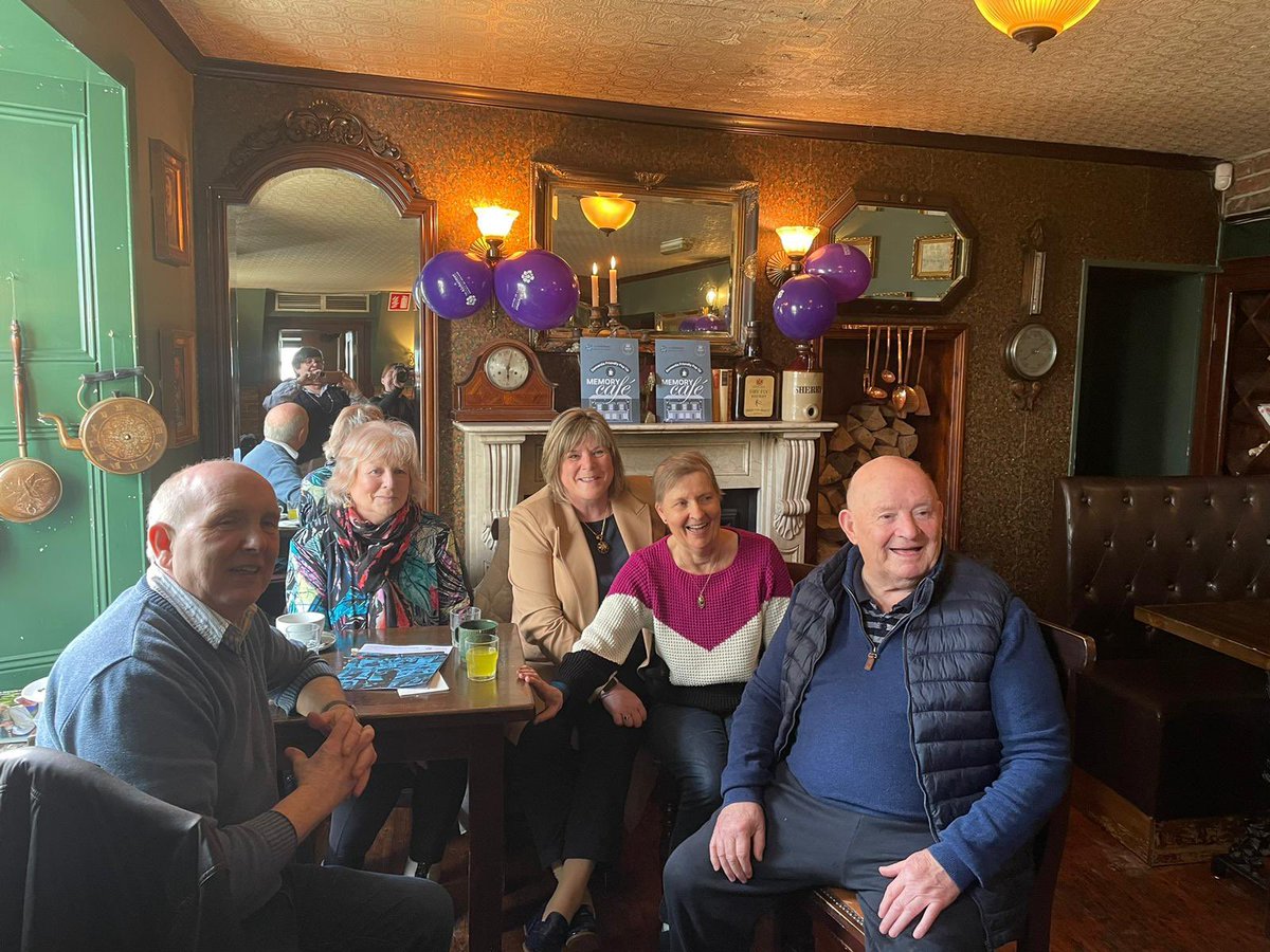 Delighted to launch Dungarvan Memory Café @MerrysGastroPub. Great support from @alzheimersocirl @DvanChamber as we strive to make Dungarvan a #DementiaFriendlyCommunity This monthly café will offer support for those with dementia & their families, for a cuppa, advice & a chat.